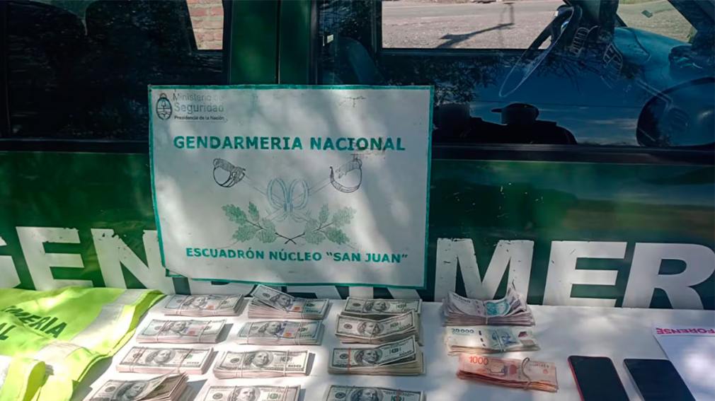 Insólito hallazgo en un colectivo: llevaba 135 mil dólares y casi 2 millones de pesos