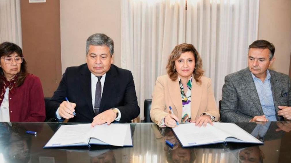 La intendente y el rector de la Unse firmaron un convenio para capacitar a docentes de los jardines de infantes municipales