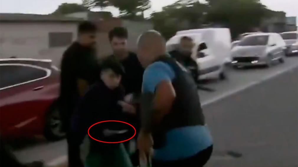Corte de autopista y caos: un nene intentó apuñalar a un policía 