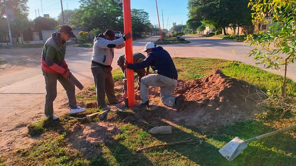Comenzaron los trabajos de instalación de alumbrado público sobre Avenida Perón