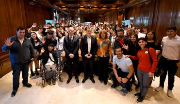 Alumnos de Los Juríes y de Loreto fueron recibidos por el Gobernador y el jefe Gabinete