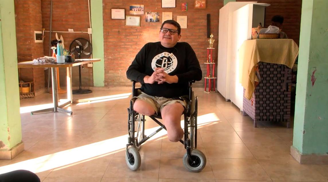 “Todavía tengo mis sueños”: la historia del pastelero santiagueño que perdió sus piernas y lucha por salir adelante