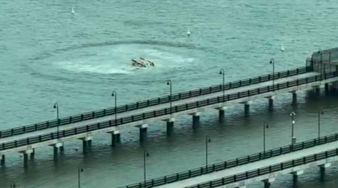 Nueva York: un helicóptero cayó al río Hudson y murieron todos sus ocupantes