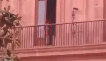 Grabaron a una mujer “sin ropa” en un edificio oficial y el gobernador culpó a una “fantasma”