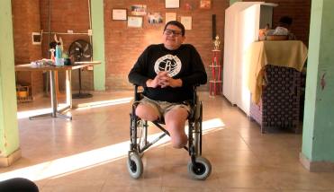 “Todavía tengo mis sueños”: la historia del pastelero santiagueño que perdió sus piernas y lucha por salir adelante