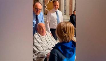 Sorpresa en el Vaticano: el papa Francisco visitó la basílica de San Pedro en camiseta y poncho