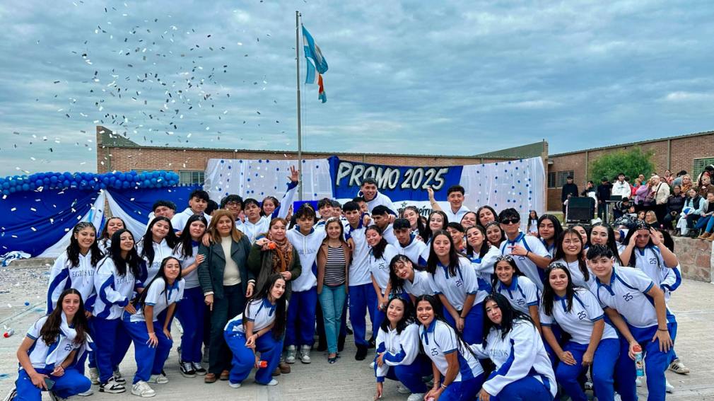 Colorida presentación de indumentaria de alumnos de Villa Ojo de Agua