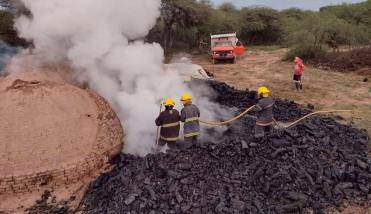 Bomberos voluntarios sofocaron un voraz incendio en un horno de carbón vegetal