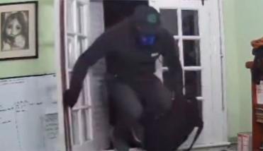 Video: encapuchados atacaron a una pareja de jubilados en su casa