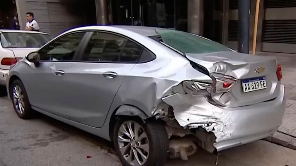 Un conductor perdió el control y terminó chocando dos autos estacionados