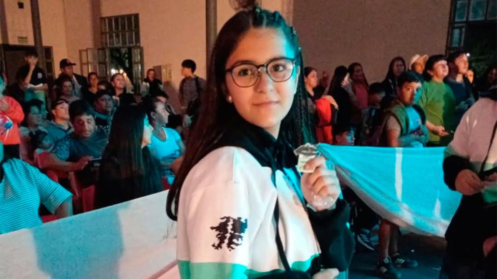 Emotivo gesto de una alumna de Añatuya que rindió homenaje a las Islas Malvinas con su campera de la promoción