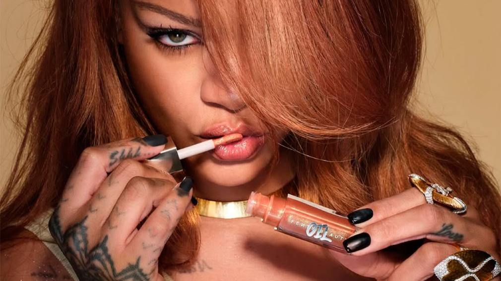 Rihanna protagonizó la nueva campaña de Fenty Beauty y lanzó un gloss que marca tendencia