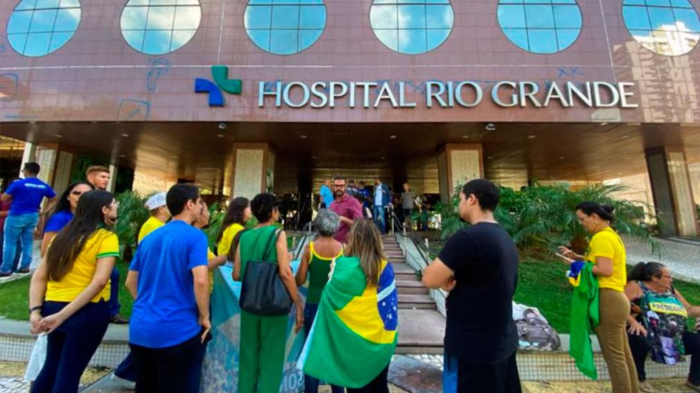 Jair Bolsonaro presentó una mejoría tras ser hospitalizado por fuertes dolores en el abdomen