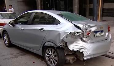Un conductor perdió el control y terminó chocando dos autos estacionados