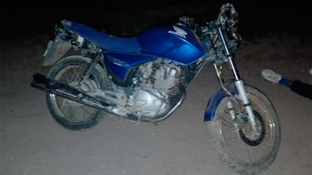Un motociclista se durmió mientras conducía y terminó con una espina en el ojo