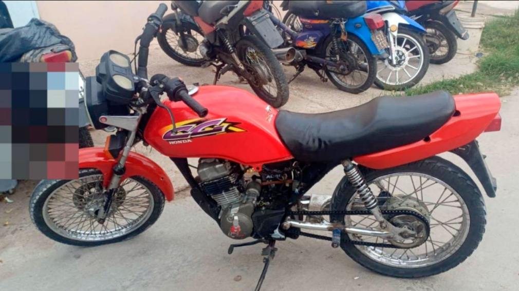 Circulaba sin casco y lo demoraron: usaba una motocicleta con número de motor limado