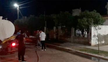 Una vela provocó un incendio en una vivienda y movilizó a Bomberos, Policía y vecinos