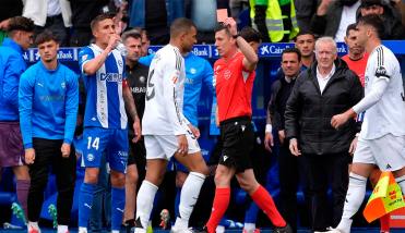  Mbappé fue expulsado por un brutal planchazo en la victoria de Real Madrid ante Alavés