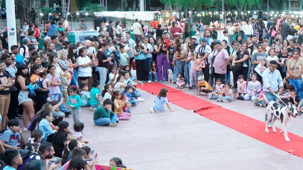 Con una exitosa convocatoria se realizó la “2° Edición del Desfile de Mascotas” en la plaza Belgrano