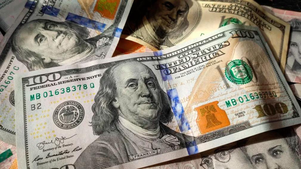 El dólar oficial escaló a $1.233 y el blue se desinfló a $1.285 en la primera jornada sin cepo