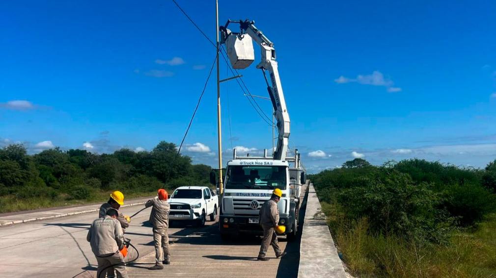 Intenso operativo para reestablecer el servicio de alumbrado dañado en la Constanera Sur