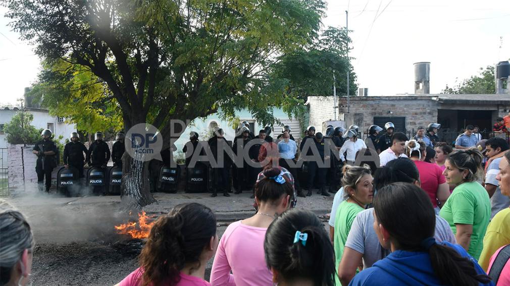 Fotos y videos: vecinos y familiares pidieron justicia en el barrio Borges por el caso de violación a una nena de 5 años