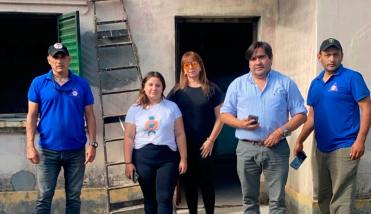 Defensa Civil asistió a una familia que perdió su casa en un incendio