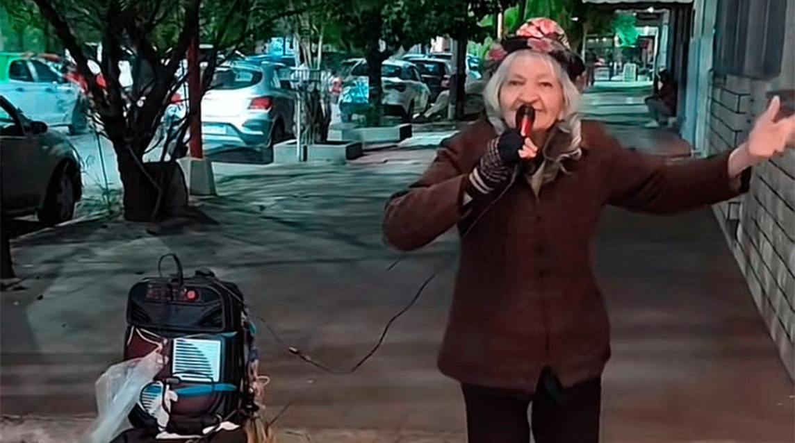 Betty, la mujer que con la música y el baile alegra las noches santiagueñas