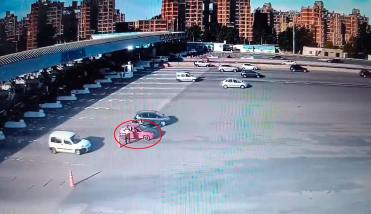 Video: ladrones dispararon contra policías durante un control en la autopista Buenos Aires - La Plata