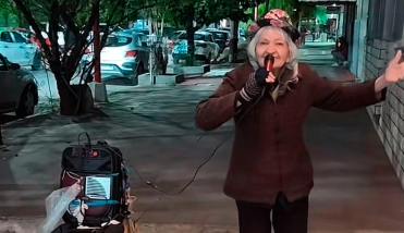 Betty, la mujer que con la música y el baile alegra las noches santiagueñas