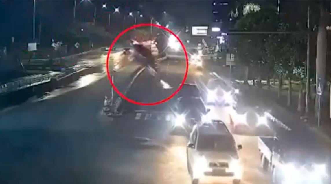 Siguió indicaciones de Google Maps y terminó volando desde un puente