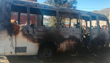 Cinco adolescentes murieron al incendiarse un micro escolar en Bolivia