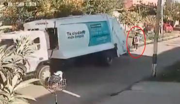 Video: una barrendera murió tras ser atropellada por un camión de residuos