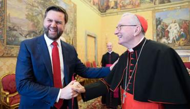 Tras las fuertes críticas, el segundo del Papa “intercambió opiniones” con el vice de Trump