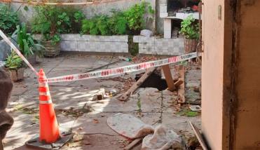 Iba a buscar a su madre para el velorio de su padre y la halló muerta en un pozo ciego