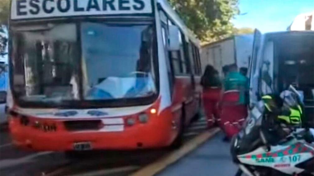 Grave choque entre camión y micro escolar: al menos catorce menores heridos