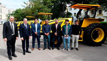 El jefe de Gabinete de Ministros entregó tractores a cinco municipios
