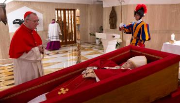 El Vaticano difundió las primeras imágenes del papa Francisco en su féretro