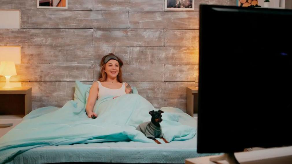 Si necesitas ver tele para dormir, la ciencia tiene una explicación para vos