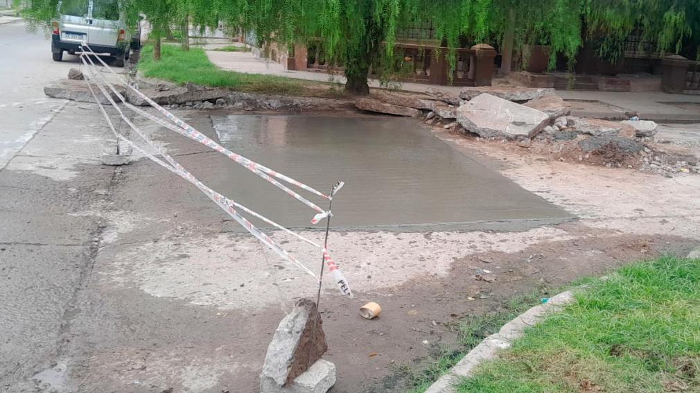Personal de Obras Públicas de la Capital trabajó en el bacheo de calles del barrio Aeropuerto