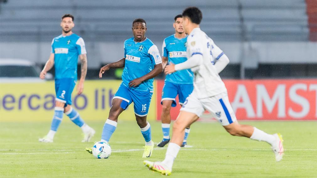 Vélez cayó en su visita a San Antonio en la altura de Bolivia