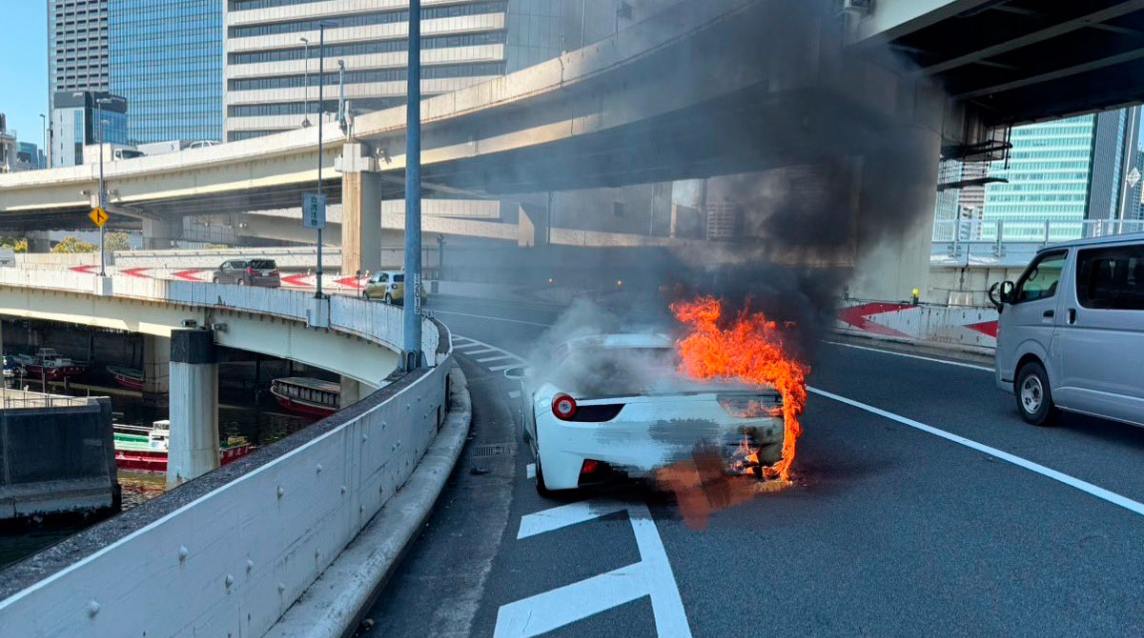 Ahorró durante 10 años para comprarse una Ferrari y su alegría se hizo humo una hora después