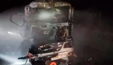 Un camionero murió calcinado tras un brutal choque en Monte Buey