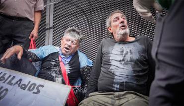 La marcha por los jubilados se tornó violenta: varios de los manifestantes fueron rociados con gas pimienta