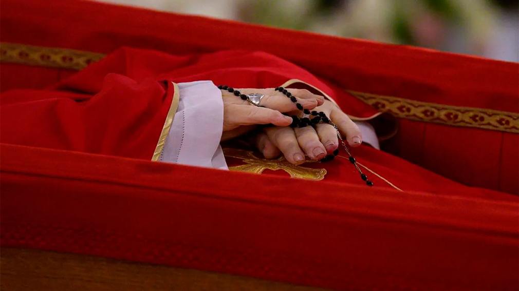 Cómo será el ritual previo a cerrar el féretro y qué objetos acompañarán el cuerpo del Papa