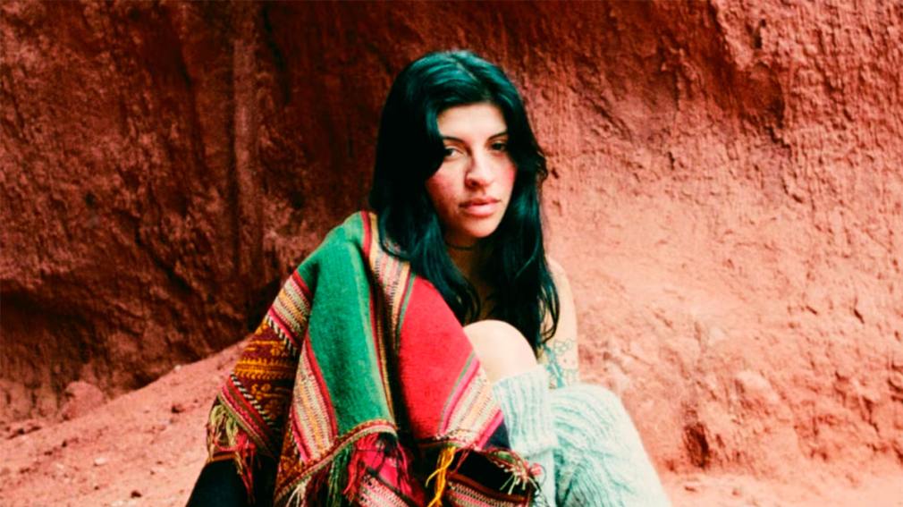 Cazzu se reencuentra con sus orígenes en “Latinaje”, su disco más personal