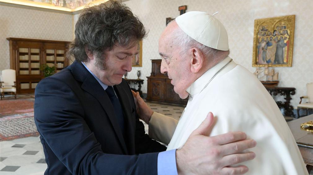 Milei llegó a Roma con la comitiva oficial para participar mañana del funeral del papa Francisco