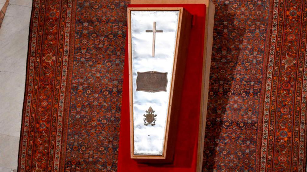 Terminó el rito de cierre del féretro del papa Francisco y comienza la vigilia nocturna
