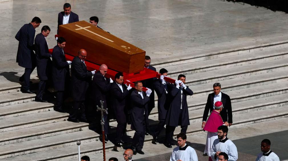 Luego de un multitudinario funeral, el papa Francisco ya descansa en la basílica de Santa María la Mayor