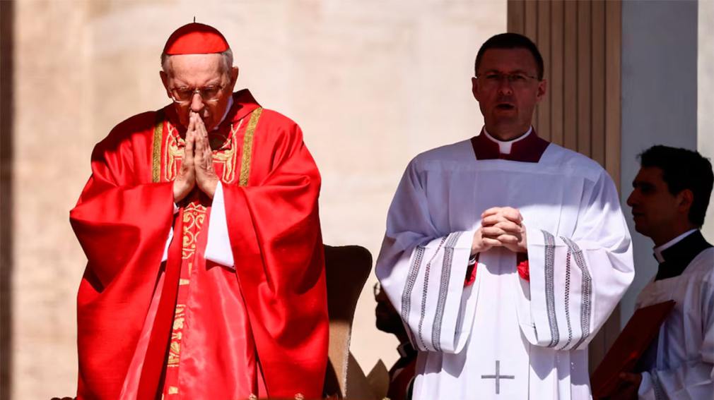 “Francisco no cesó de alzar su voz implorando la paz”: recordó en la homilía el cardenal italiano Giovanni Battista Re